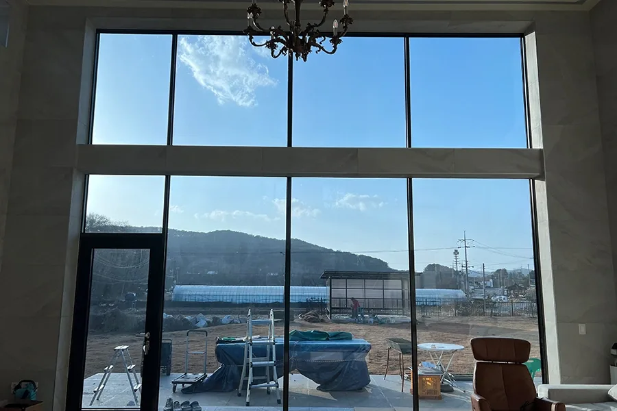 단열필름 시공 작업 장면