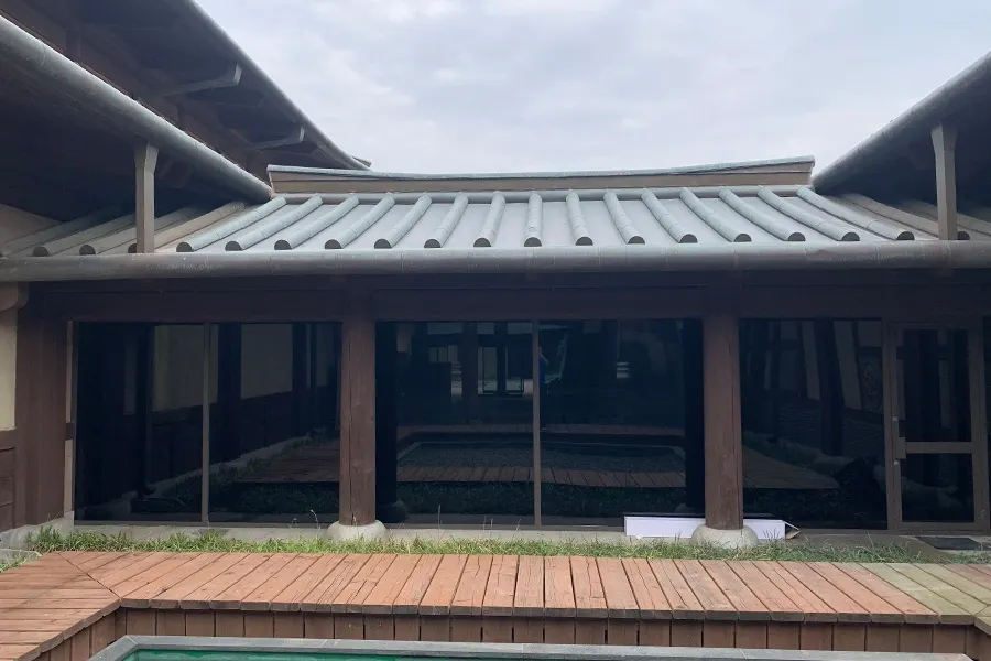 전통 기와지붕 회랑과 연못 마당을 갖춘 한옥 박물관 외관