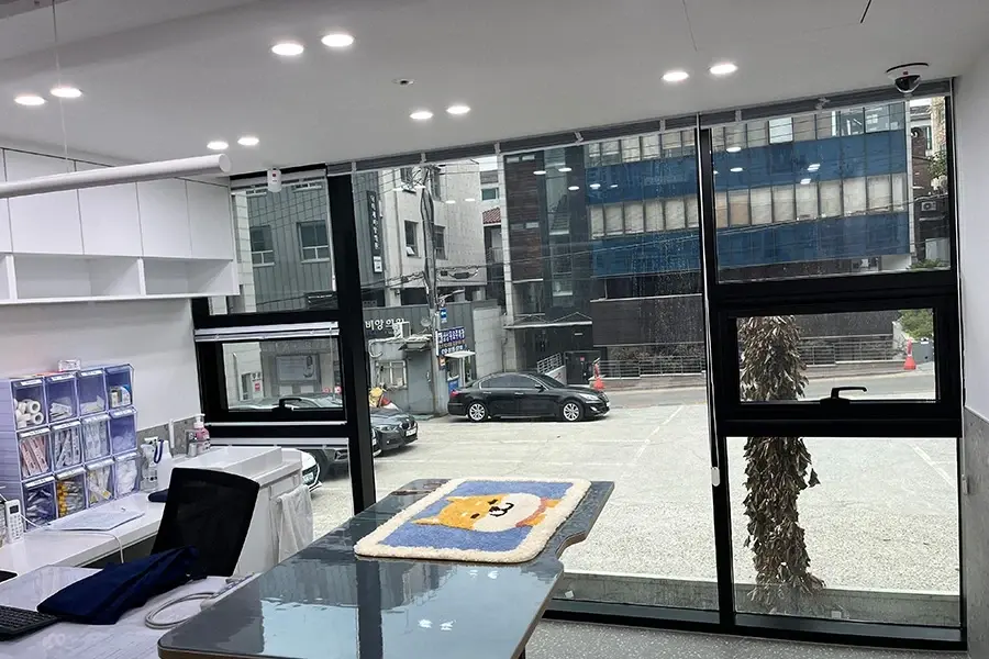 강남 상가 사무공간 내부 도로변 통유리
