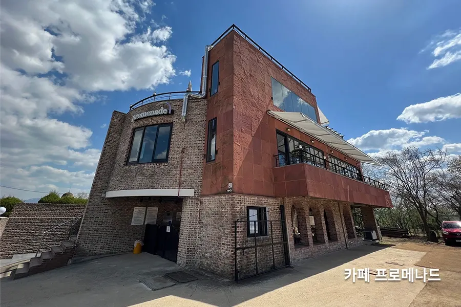 붉은 벽돌 외벽의 3층 규모 카페 건물 전경