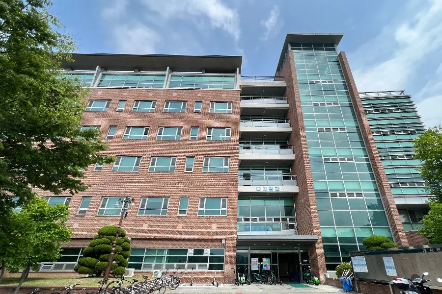 구미 금오공과대학 강의동 외벽 통유리 전경
