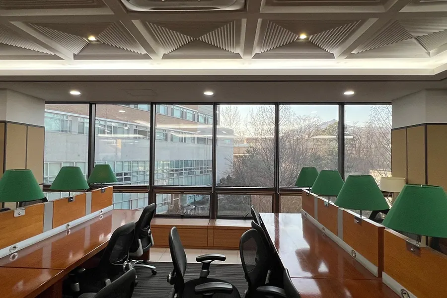 관악 대학교 열람실 창가 열차단필름 시공 후 환경