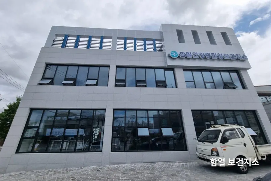 회백색 외벽의 3층 규모 관공서 건물 전경