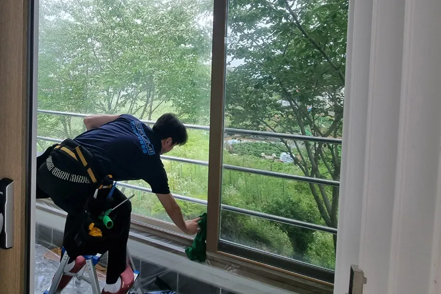 시공 완료 후 1층 출입구 통유리 도어, 차분하고 깔끔해진 모습