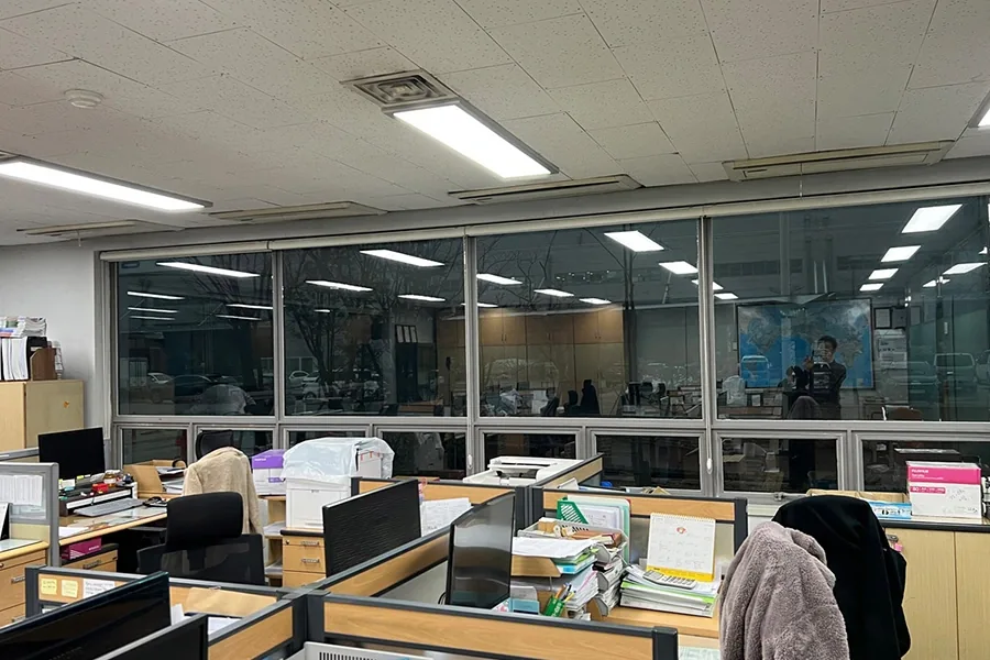 열차단필름 시공 작업 장면