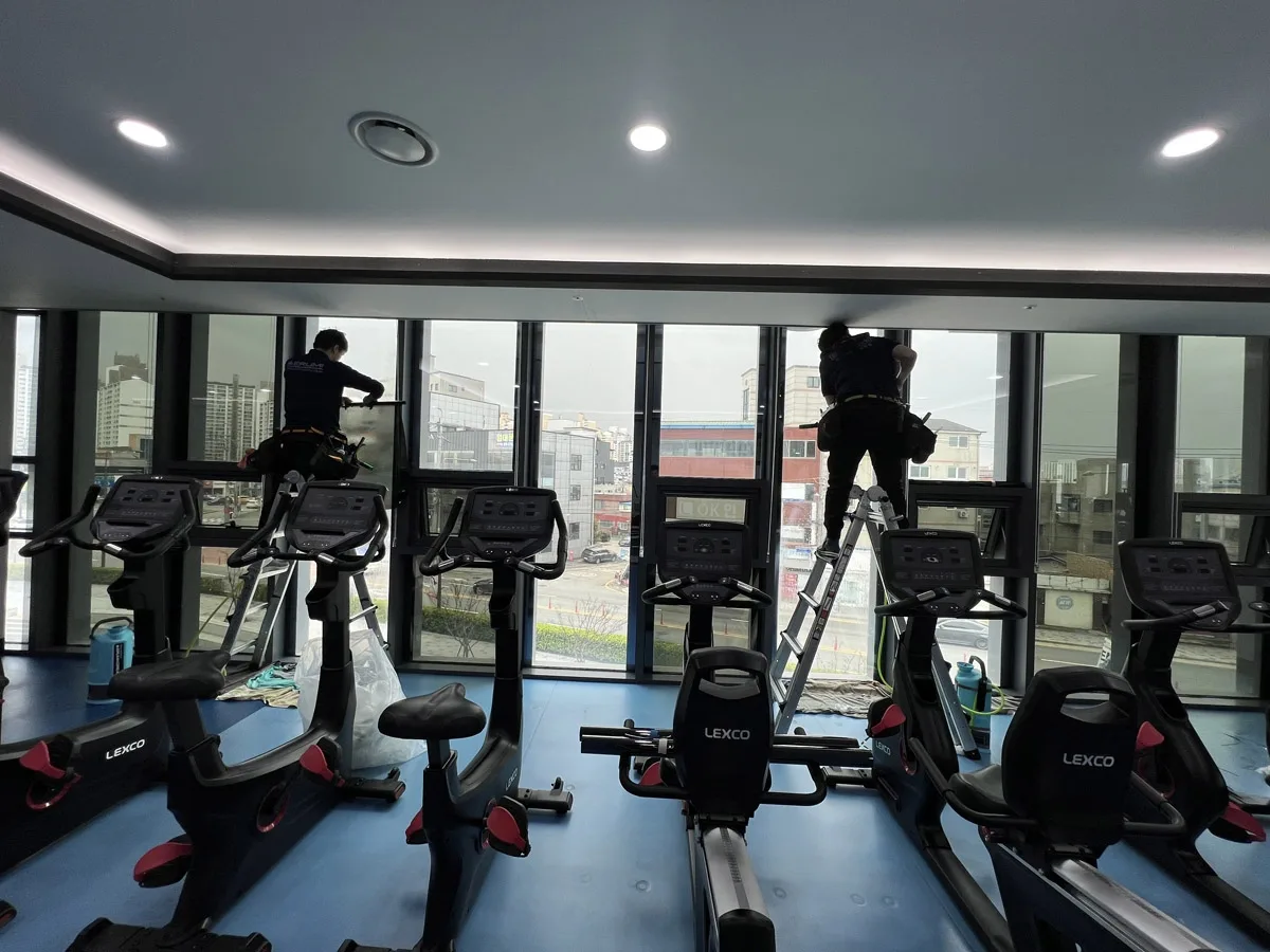 오산시 오색문화센터 헬스장 통유리 단열필름 시공 장면