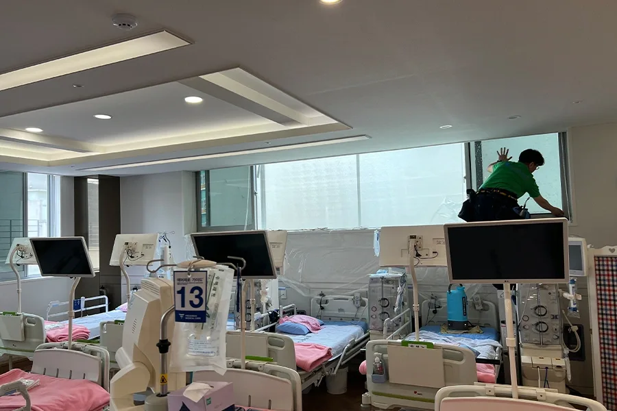 정릉 아산내과 인공신장실 창가 단열필름 재시공 장면