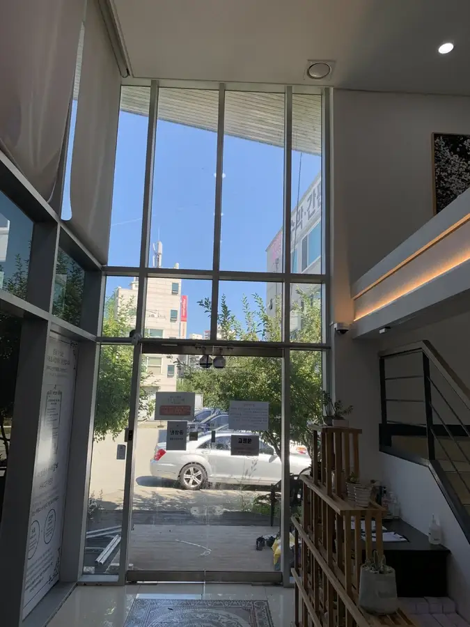 송도 카페 1층 출입구 통유리 시공 전 전경