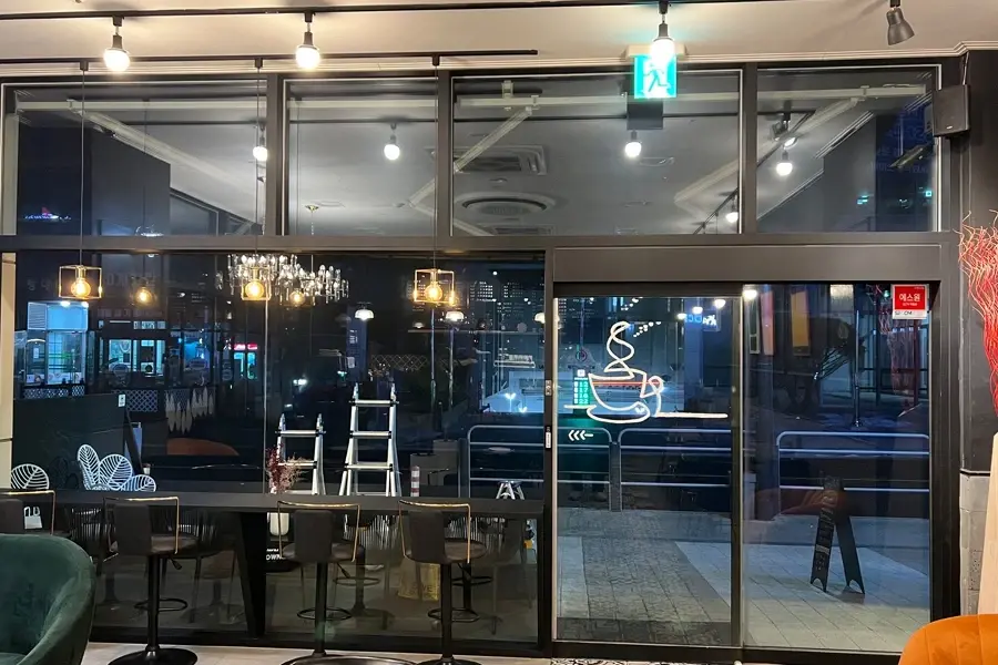 송파 카페 통유리 열차단필름 시공 장면