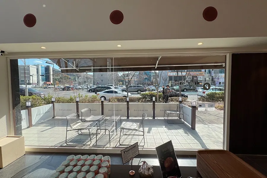 시공 완료 후 따뜻한 조명 아래 차분해진 카페 내부, 평소처럼 운영되는 모습