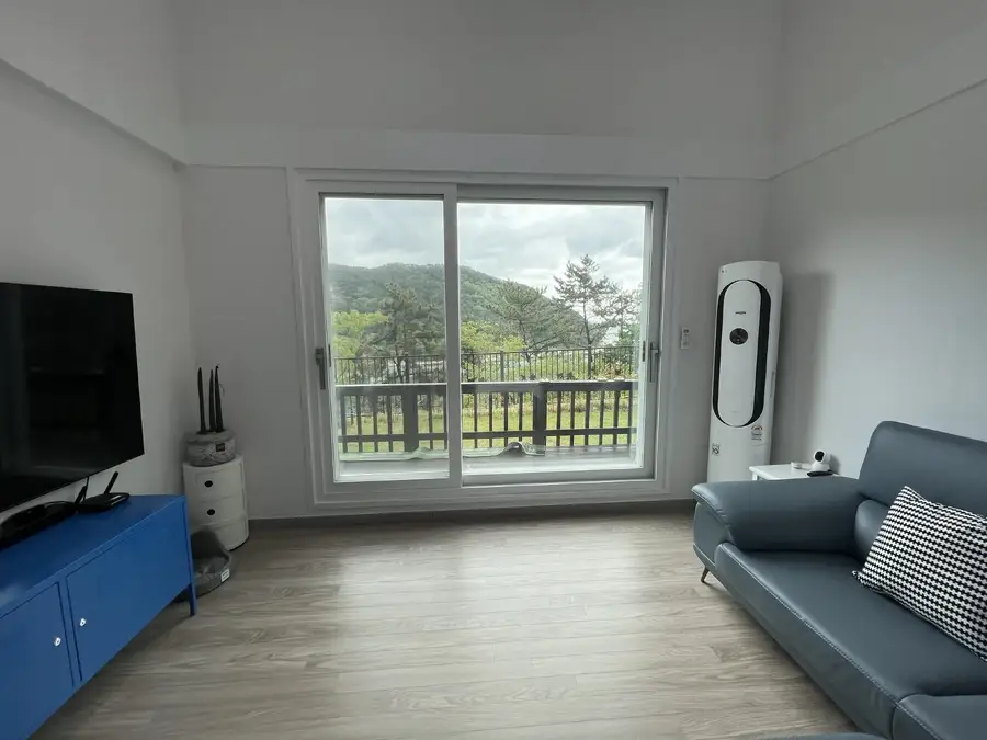 원주 전원주택 거실 창가 산 조망 전경