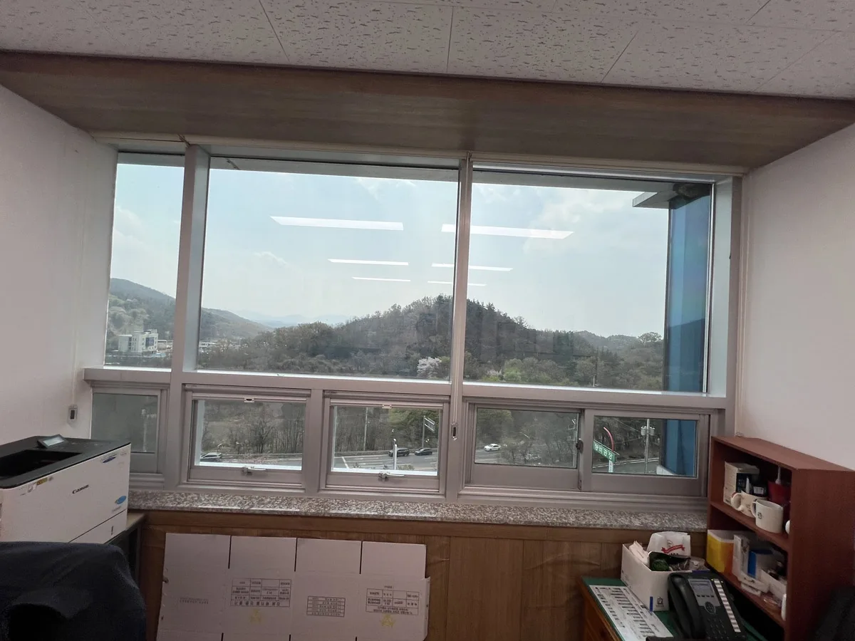 시공 전 사무동 창가, 필터링 없이 그대로 들어오는 채광