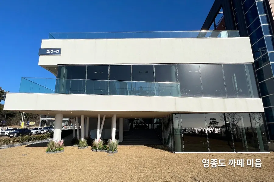 파도 모양의 독특한 외관을 가진 오션뷰 카페 건물 전경
