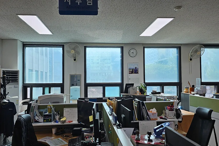 청사 유리창 필름 부착 과정